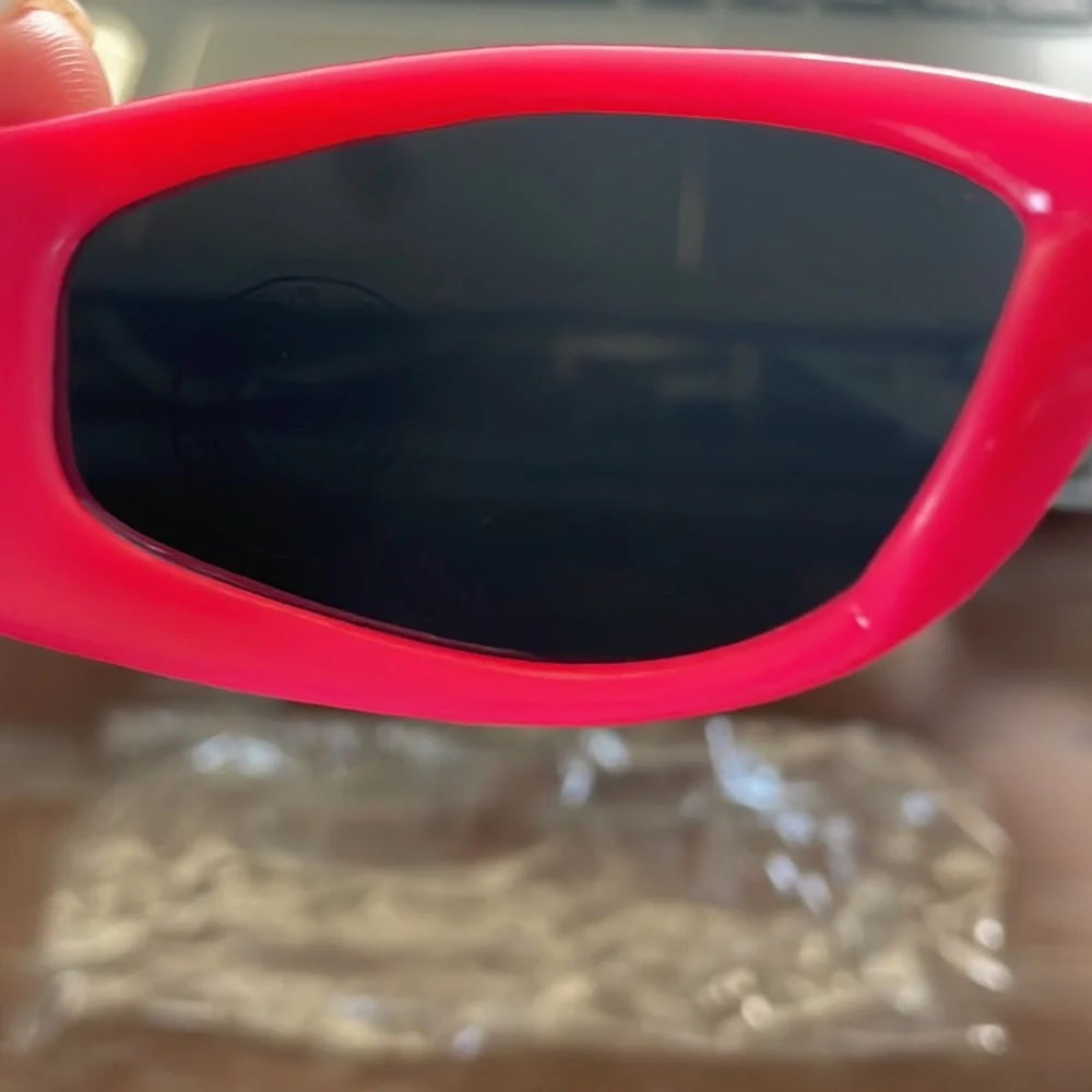 Kids hot pink sunglasses IOP